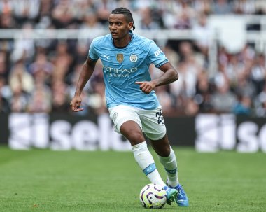 Manchester City 'den Manuel Akanji Premier Lig maçı sırasında top ile Newcastle United Manchester City' ye karşı St. James 's Park, Newcastle, Birleşik Krallık, 28 Eylül 2024