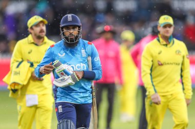 İngiliz Adil Rashid, İngiltere 'nin Bristol şehrinde oynanan ve 9 Eylül 2024' te oynanan 5. Metro Bank Bir Gün Uluslararası karşılaşmasında görevden alındıktan sonra sahadan ayrılırken üzgün görünüyor.