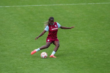 West Ham United takımından Viviane Asseyi, 29 Eylül 2024 'te İngiltere' nin başkenti Londra 'daki Chigwell İnşaat Stadyumu' nda oynanan Batı Ham United Women - Liverpool Women maçında topu çaprazladı.