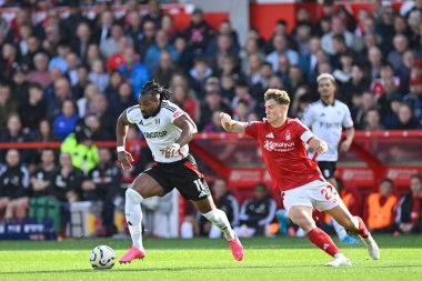 Fulham FC 'den Adama TRAORE ve Nottingham Forrest' tan Ryan YATES Premier League maçı sırasında Nottingham Forest Fulham 'a karşı 28 Eylül 2024' te City Ground, Nottingham, Birleşik Krallık 'ta mücadele ettiler.