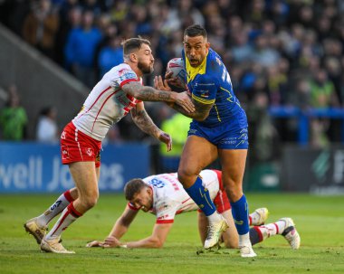 Warrington Wolves takımından Paul Vaughan, 28 Eylül 2024 'te İngiltere' nin Warrington kentinde oynanan Betfred Süper Lig eleme maçında St. Helens 'e karşı oynadığı 2 Warrington Wolves maçında St. Helens' in rakibi Daryl Clark 'tan kurtuldu.