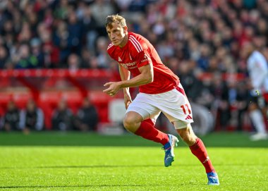 Nottingham Forrest takımından Chris WOOD 28 Eylül 2024 'te Nottingham Forest' a karşı Fulham City Ground, Nottingham, İngiltere 'de oynanan Premier League maçında topa koşuyor.