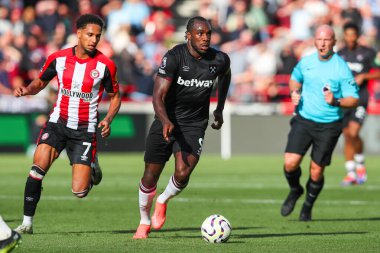 West Ham United takımından Michail Antonio, Premier League maçında Brentford - West Ham United maçında Kevin Schade 'in baskısı altında. Brentford - The Gtech Community Stadyumu, Londra, İngiltere, 28 Eylül 2024