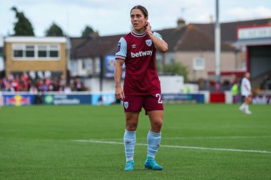 West Ham United takımından Katrina Gorry, 29 Eylül 2024 'te İngiltere' deki Chigwell İnşaat Stadyumu 'nda oynanan FA Bayanlar Süper Ligi karşılaşmasında West Ham United Women - Liverpool Women maçını izliyor.