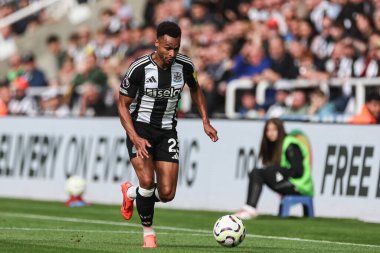 Newcastle United takımından Jacob Murphy, 28 Eylül 2024 'te İngiltere' deki St. James 's Park' ta oynanan Premier League maçı Newcastle United ile Manchester City maçında topu aldı.