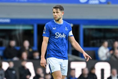 Everton 'dan James Tarkowski Premier League maçı sırasında Everton, 28 Eylül 2024' te Goodison Park, Liverpool 'da Crystal Palace' a karşı.