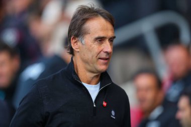 West Ham United takımından Julen Lopetegui, Premier Lig karşılaşmasında Brentford 'a karşı West Ham United' ı 28 Eylül 2024 'te Londra' daki Gtech Community Stadyumu 'nda izliyor.