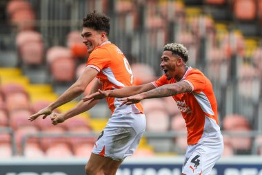 Blackpool 'dan Kyle Joseph ve Blackpool' dan Jordan Lawrence-Gabriel, 28 Eylül 2024 'te Bloomfield Road, Blackpool' da oynanan Blackpool-Burton Albion maçında takımlarının kazanmasını kutluyorlar.