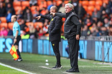 Steve Bruce, Blackpool 'un baş antrenörü 21 Eylül 2024' te Bloomfield Road, Blackpool 'da oynanan Blackpool-Burton Albion maçında