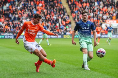 Blackpool 'dan Rob Apter, 28 Eylül 2024' te Bloomfield Road, Blackpool 'da oynanan Blackpool-Burton Albion maçında topu geçiyor.