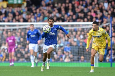 Everton 'dan Iliman Ndiaye, 28 Eylül 2024 tarihinde İngiltere' nin Liverpool kenti Goodison Park 'ta oynanan Premier League maçında topu kovaladı.