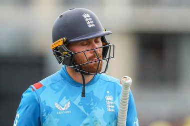 İngiltere 'den Phil Salt, İngiltere' nin Bristol, İngiltere 'de 29 Eylül 2024' te oynanan Fifth Bank One Day International maçında elendikten sonra sahadan ayrılırken üzgün görünüyor.