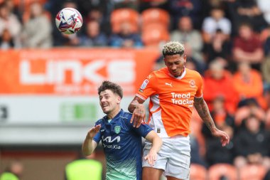 Blackpool 'dan Jordan Lawrence-Gabriel, 28 Eylül 2024' te Bloomfield Road, Blackpool 'da oynanan Blackpool-Burton Albion maçında topa liderlik ediyor.