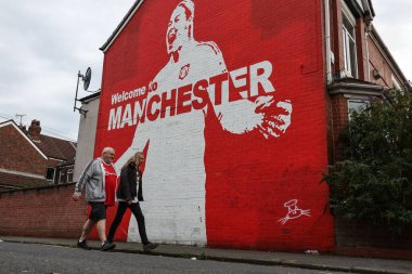 Manchester United taraftarları Mary Earps Muralas 'ı geçerek Manchester United ile Tottenham Hotspur maçında Old Trafford, Manchester, İngiltere' de 29 Eylül 202 'de Old Trafford' da Old Trafford 'a doğru yola çıktılar.