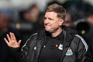 Newcastle United takımının teknik direktörü Eddie Howe, 28 Eylül 2024 tarihinde İngiltere 'nin Newcastle şehrinde oynanan Premier League maçı sırasında taraftarlara el sallıyor.