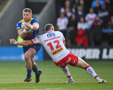 Warrington Wolves 'tan John Bateman, 28 Eylül 2024' te İngiltere 'nin Warrington şehrinde oynanan Betfred Süper Lig eleme maçında St. Helens' a karşı oynadığı 2 Warrington Wolves maçında St. Helens 'li Joe Batchelor ile karşı karşıya geldi.