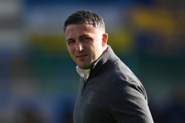 Warrington Wolves 'un baş antrenörü Sam Burgess, 28 Eylül 2024' te İngiltere, Warrington 'daki Halliwell Jones Stadyumu' nda oynanan Betfred Süper Lig eleme maçından önce maçı izliyor.