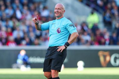 Hakem Simon Hooper, Premier League maçında video hakem yardımcısı Brentford-West Ham United ile 28 Eylül 2024 'te Londra' daki Gtech Community Stadyumu 'nda konuştu.