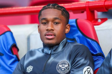Brentford 'dan Kevin Schade, Premier League maçında Brentford-West Ham United maçını izliyor. Gtech Community Stadyumu, Londra, 28 Eylül 2024