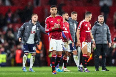 Manchester United takımından Bruno Fernandes, Manchester United 'ın Tottenham Hotspur' a karşı oynadığı 29 Eylül 2024 tarihli Premier League maçının sonunda taraftarları alkışlıyor.