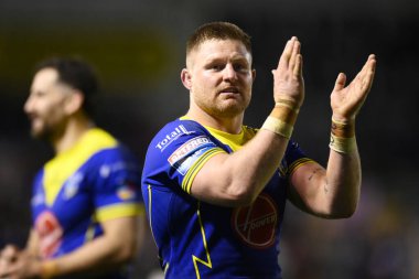 Warrington Wolves takımından Luke Yates, 28 Eylül 2024 'te İngiltere' nin Warrington şehrinde oynanan Halliwell Jones Stadyumu 'nda oynanan 2 Warrington Wolves-St Helens maçının ardından seyircilere takdirlerini sunuyor.