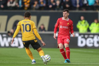 Liverpool 'dan Andrew Robertson, Premier Lig maçı sırasında Wolverhampton Wanderers' a karşı Molineux, Wolverhampton, İngiltere 'de 28 Eylül 2024' te oynanan maçta pas attı.