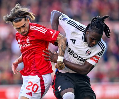 Nottingham Forrest 'tan Jota SILVA ve Fulham FC' den Adama TRAORE Premier League maçında topu kontrol etmek için mücadele ediyorlar Nottingham Forest 'a karşı Fulham City Ground, Nottingham, Birleşik Krallık, 28 Eylül 2024