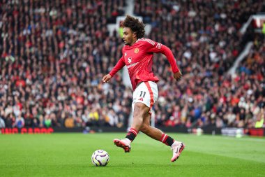 Manchester United takımından Joshua Zirkzee, Manchester United 'ın Tottenham Hotspur' a karşı 29 Eylül 202 'de oynadığı Premier League maçında topa vuruyor.