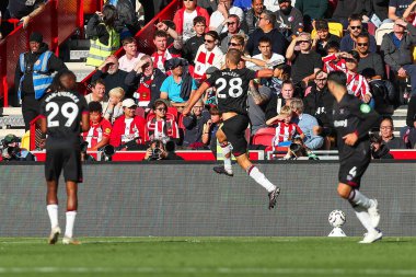 West Ham United takımından Tomas Soucek, 28 Eylül 2024 'te İngiltere' nin Gtech Community Stadyumu 'nda oynanan Premier League maçı Brentford-West Ham United maçında 1-1' lik galibiyet golünü kutluyor.