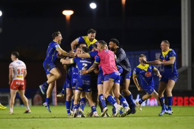 Warrington Wolves oyuncuları, 28 Eylül 2024 'te İngiltere' nin Warrington şehrindeki Halliwell Jones Stadyumu 'nda oynanan Betfred Süper Lig play-off eleme karşılaşmasını kutluyor.