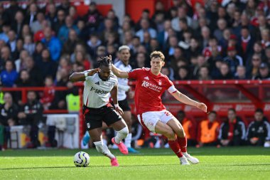 Fulham FC 'den Adama TRAORE ve Nottingham Forrest' tan Ryan YATES Premier League maçı sırasında Nottingham Forest Fulham 'a karşı 28 Eylül 2024' te City Ground, Nottingham, Birleşik Krallık 'ta mücadele ettiler.
