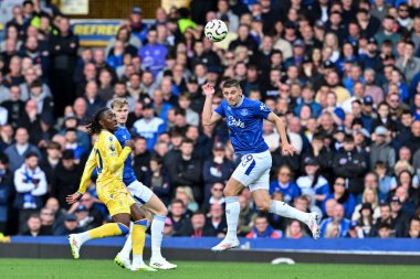 Everton 'dan Vitaliy Mykolenko 28 Eylül 2024' te İngiltere 'nin Liverpool kenti Goodison Park' ta oynanan Premier League maçında topu Everton 'a karşı Crystal Palace' a götürüyor.