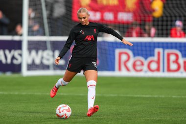 Liverpool 'dan Sofie Lundgaard, 29 Eylül 2024' te Londra 'daki Chigwell İnşaat Stadyumu' nda Batı Ham United Women - Liverpool Women maçından önce ısınıyor.
