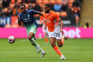 Blackpool takımından CJ Hamilton, 28 Eylül 2024 'te Bloomfield Road, Blackpool' da oynanan Blackpool-Burton Albion maçında topu aldı.