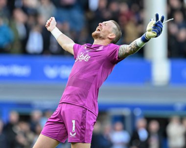 Everton 'dan Jordan Pickford, 28 Eylül 2024' te İngiltere 'nin Liverpool kenti Goodison Park' ta oynanan Premier League maçında Everton-Crystal Palace maçının tam zamanlı sonucunu kutluyor.