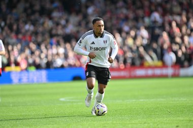 Fulham FC 'den Kenny TETE 28 Eylül 2024' te Nottingham Forest 'a karşı Fulham City Ground, Nottingham, İngiltere' de oynanan Premier League maçında topla saldırıyor.