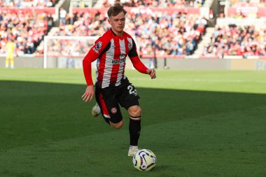 Brentford 'dan Keane Lewis-Potter, Premier League maçında Brentford, West Ham United' a karşı Gtech Community Stadyumu 'nda koşuyor.