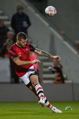 Salford Red Devils takımından Marc Sneyd, 27 Eylül 2024 'te İngiltere' de oynanan Salford Community Stadyumu 'nda oynanan Betfred Süper Lig eleme turu öncesi ısınma maçında kaleye vuruyor.