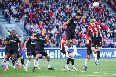 West Ham United takımından Lucas Paqueta, 28 Eylül 2024 'te İngiltere' nin Gtech Community Stadyumu 'nda oynanan Premier League maçında Brentford-West Ham United maçında topu sürüyor.