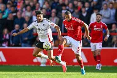 Nottingham Forrest 'tan MURILLO ve Fulham FC' den Raul JIMENEZ Premier League maçı sırasında Nottingham Forest 'a karşı Fulham City Ground, Nottingham, Birleşik Krallık, 28 Eylül 2024' te top mücadelesi verdiler.