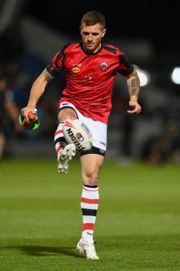 Salford Red Devils takımından Marc Sneyd, 27 Eylül 2024 'te İngiltere' de oynanan Salford Community Stadyumu 'nda oynanan Betfred Süper Lig play-off eleme maçı öncesinde topu kontrol ediyor.