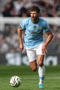 Manchester City 'den Rben Dias, Premier League maçı Newcastle United' ın Manchester City 'e karşı 28 Eylül 2024' te St. James 's Park, Newcastle, İngiltere' de oynadığı maçta topa vuruyor.