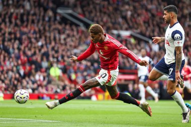 Manchester United takımından Marcus Rashford, Manchester United ile Tottenham Hotspur maçında 29 Eylül 202 'de Old Trafford, Manchester' da kaleye vurdu.