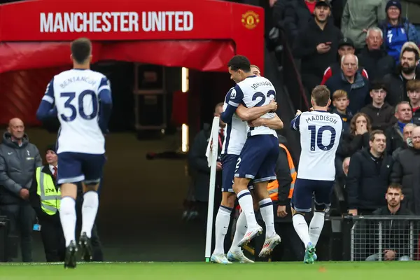 Tottenham Hotspur 'dan Brennan Johnson, Manchester United ile Tottenham Hotspur arasındaki Premier League maçında 29 Eylül 2024 tarihinde Old Trafford, Manchester, İngiltere' de 0-1 kazanma hedefini kutluyor.