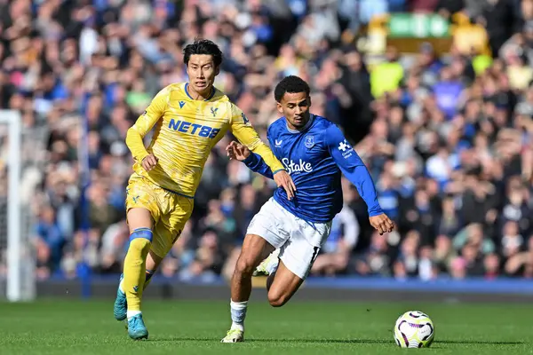 Everton 'dan Iliman Ndiaye ve Crystal Palace' dan Daichi Kamada Premier Lig maçı sırasında Goodison Park, Liverpool, İngiltere 'de 28 Eylül 2024' te oynanan Everton-Crystal Palace maçında top için mücadele ettiler.