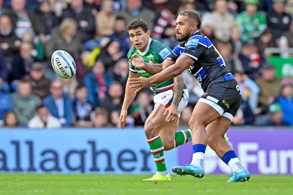 Bath Rugby 'den J CoKANASIGA topu Leicester Tigers' dan Izaia PERESE ile birlikte 29 Eylül 2024 'te Welford Road, Leicester, Birleşik Krallık' ta oynanan Gallagher Premiership maçında savunuyor.