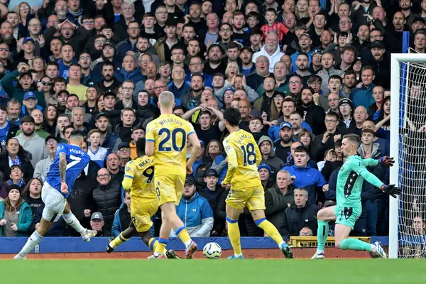 Everton 'dan Dwight McNeil, 28 Eylül 2024 tarihinde İngiltere' nin Liverpool kenti Goodison Park 'ta oynanan Premier League maçında Everton' a karşı Crystal Palace maçında Everton 'a 2-1 kazandıracak bir gol attı.