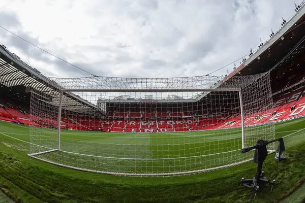 Old Trafford 'un Premier League maçı sırasında Manchester United ile Tottenham Hotspur' un 29 Eylül 2024 'te Old Trafford, Manchester' da karşı karşıya geldiği maçın genel görünümü.