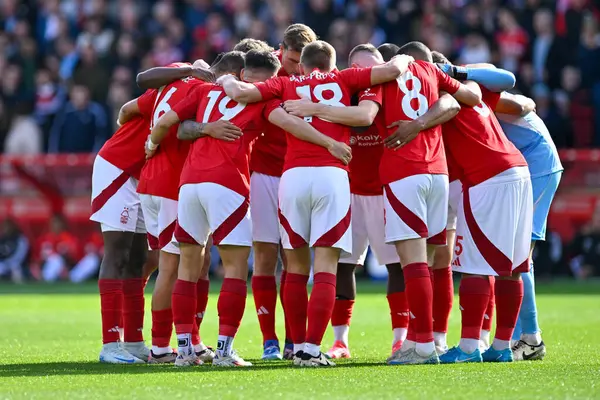 Forrest Team Premier League maçı sırasında Nottingham Forest, Fulham 'a karşı City Ground, Nottingham, Birleşik Krallık, 28 Eylül 2024