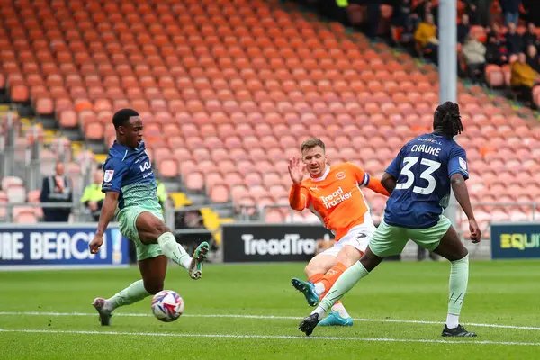 Blackpool 'dan Lee Evans, 28 Eylül 2024' te Bloomfield Road, Blackpool 'da oynanan Blackpool-Burton Albion maçında 3-0 berabere kaldı.